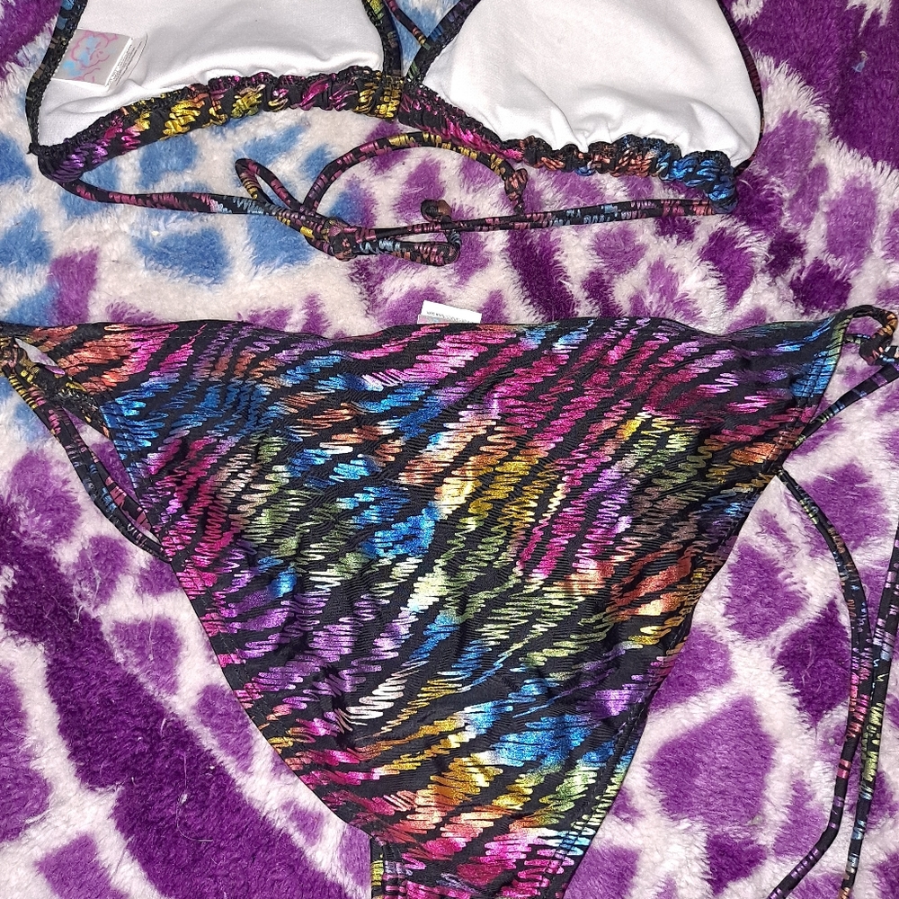 Bikini - Picture 2 of 2